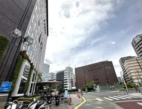地上に出たら直進して橋（三吉橋）に向かう