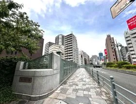 橋（三吉橋）を渡る