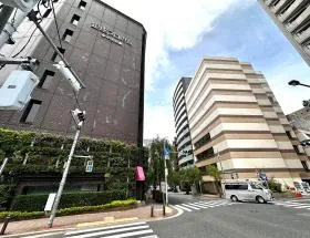横断歩道を渡れば当ビル着