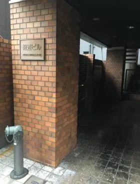 報道ビルの外観