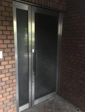 報道ビルの外観