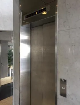 サンクス神田駅前ビルの外観