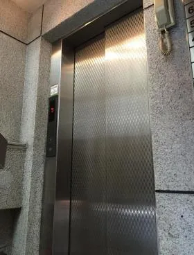晴花ビルの外観