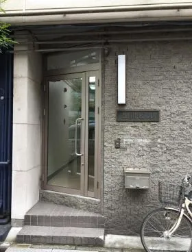 益川ビルの外観