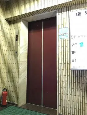 礒見ビルの外観