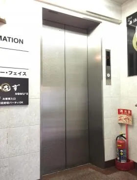 ホワイト駅前ビルの外観