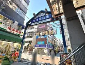 駅前の商店街に入り直進、みずほ銀行が見えてくるので手前で左に曲がる