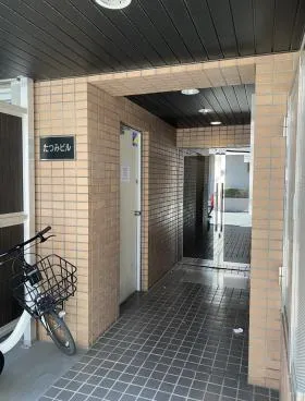 たつみビルの外観
