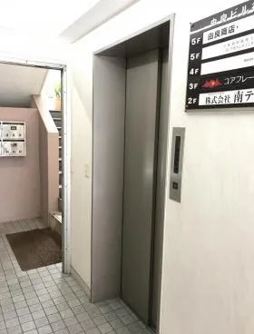 由良ビルの外観
