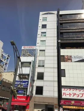 上野シルクビルの外観