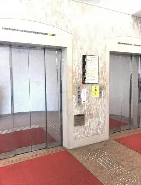 上野鈴乃屋本店ビルの外観