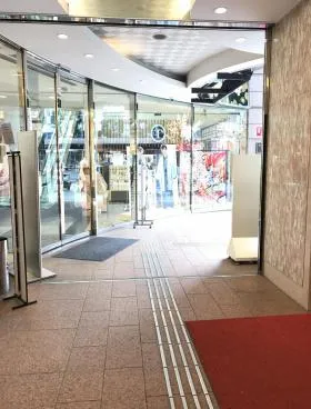 上野鈴乃屋本店ビルの外観