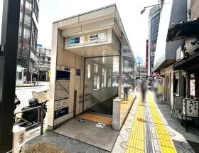 出入口4から地上に出る