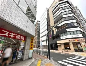 スギ薬局の手前にある横断歩道を渡り左に曲がる