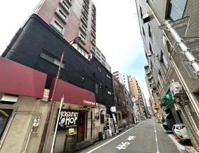 右へ曲がり（横断歩道から2つ目の道）、直進すれば当ビル着