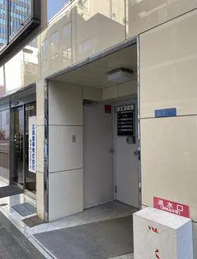 互興ビルの外観
