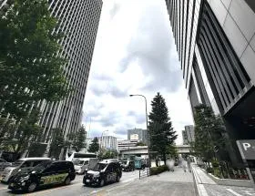 日比谷通り沿いを直進する（神田方面）