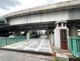 神田橋を通過し、右に曲がれば当ビル着