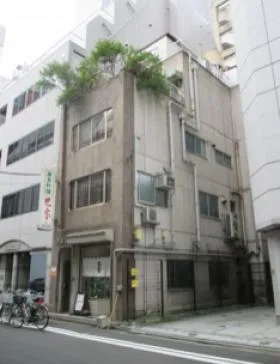 巴家ビルの外観