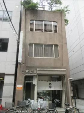 巴家ビルの外観