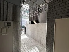松苗ビルの外観