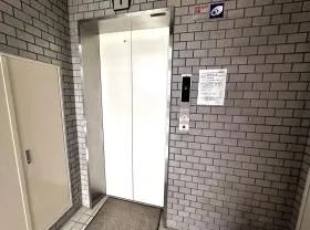 松苗ビルの外観