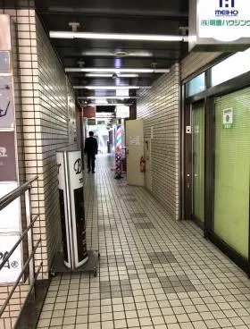 上野シックスロードビルの外観