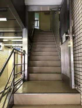 上野シックスロードビルの外観