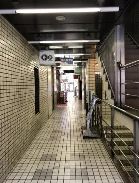 上野シックスロードビルの外観