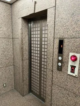 STビルの外観