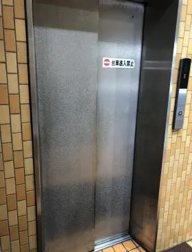 日進ビルの外観