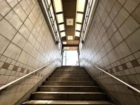 階段から上がる