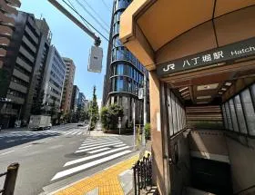 出入口隣の横断歩道を渡って右へ曲がり、少し進めば当ビル着