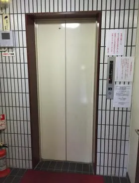 ジャストプレイスビルの外観