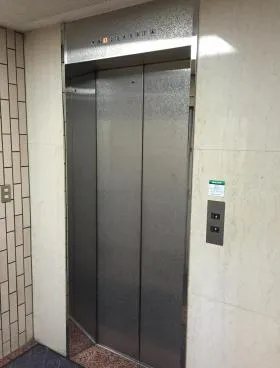 芳屋ビルの外観