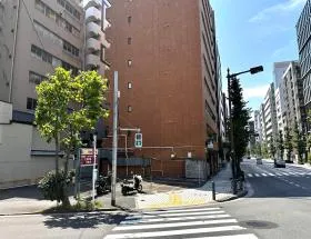 コインパーク前にある横断歩道を渡り、左に曲がれば当ビル着