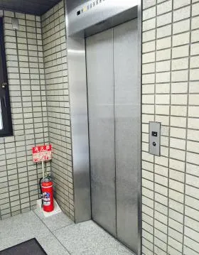 三信ビルの外観