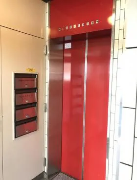吾作ビルの外観
