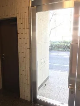 吾作ビルの外観