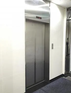 渡辺西新宿ビルの外観