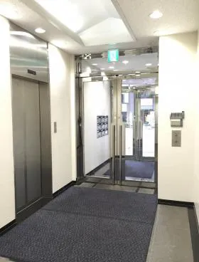 渡辺西新宿ビルの外観