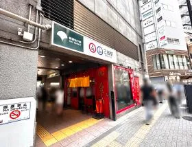 A3出入口から地上に出て左に進む