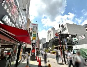 マクドナルドを通過し、三田通りに出るまで直進する（※マクドナルドの右側に進み旧三田図書館沿いを進むルートのが少し近い）
