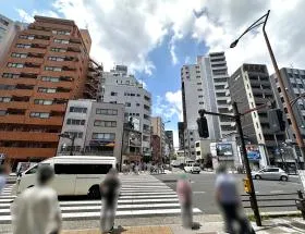 横断歩道を渡り、次の横断歩道まで直進する