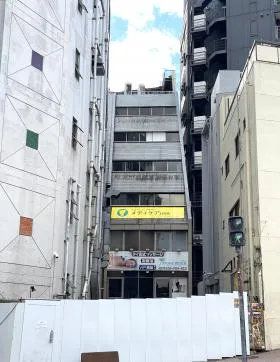 クリスタル羽山ビルの外観