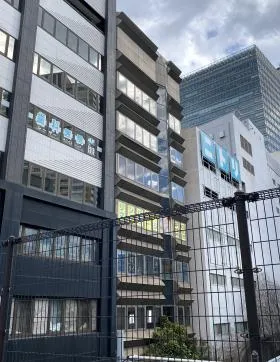 クリスタル羽山ビルの外観