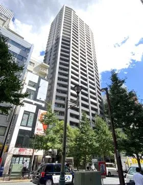 ファーストリアルタワー新宿(旧プロスペクト・アクス・ザ・タワー新館)ビルの外観