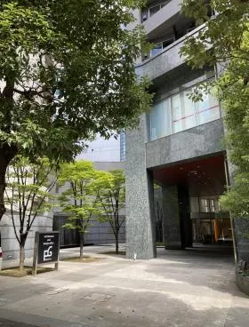 ファーストリアルタワー新宿(旧プロスペクト・アクス・ザ・タワー新館)ビルの外観