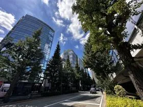 東栄神宮外苑ビルの外観