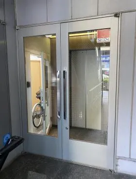 ツイントラスⅡビルの外観
